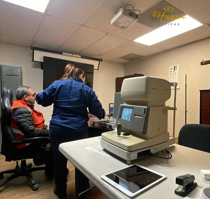 Optometrista de D'Hagen Ópticas realizando examen visual a trabajador minero directamente en instalaciones de mina en Sonora