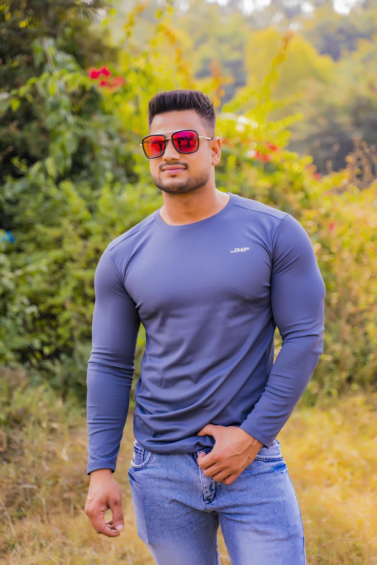 Hombre con lentes de sol estilo deportivo al aire libre