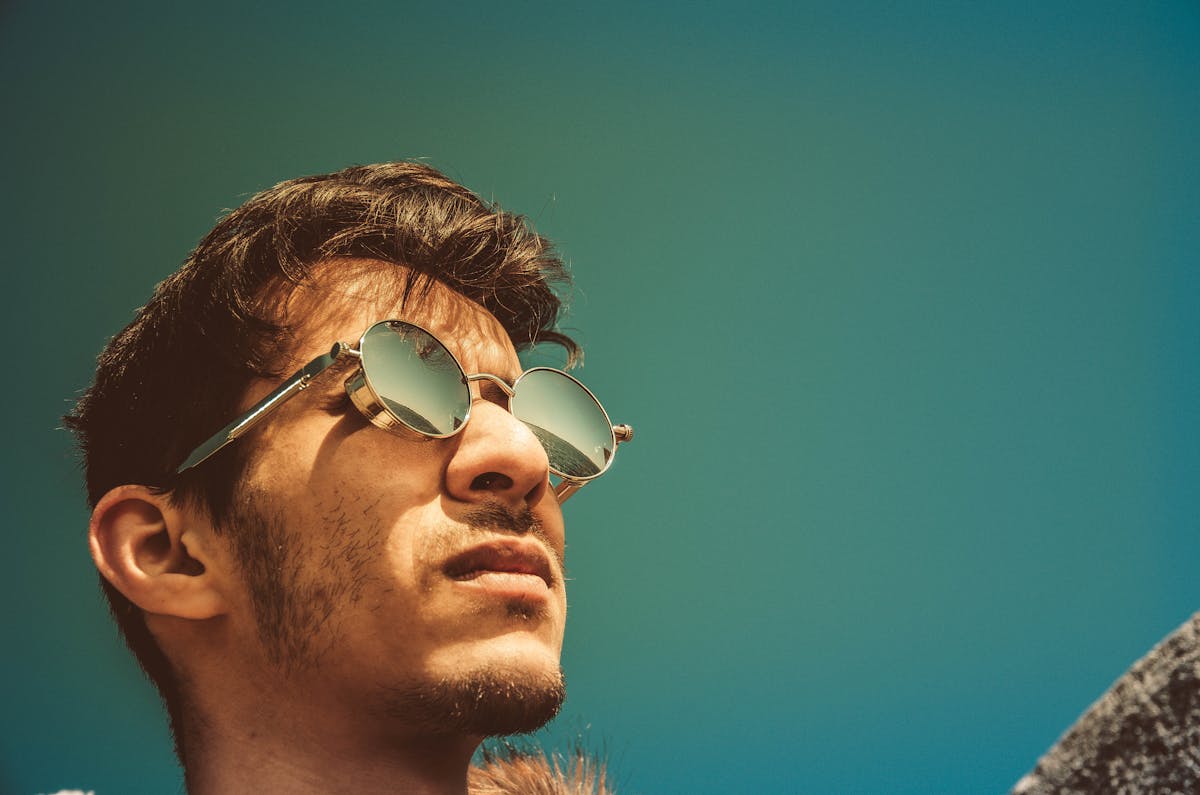 Hombre con lentes de sol al aire libre — ópticas en Hermosillo para encontrar los lentes perfectos