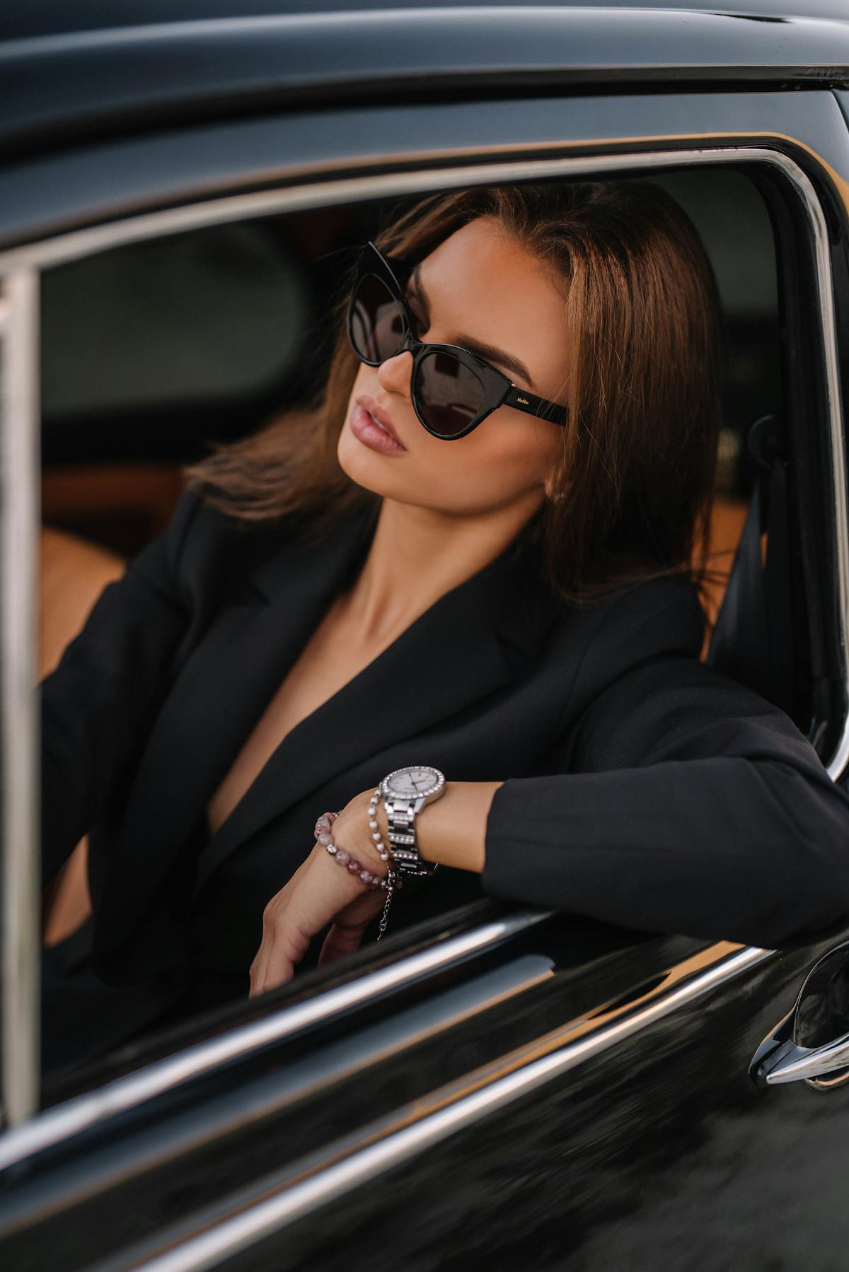 Mujer elegante con lentes de sol de lujo — eyewear premium disponible en D'Hagen Ópticas Hermosillo