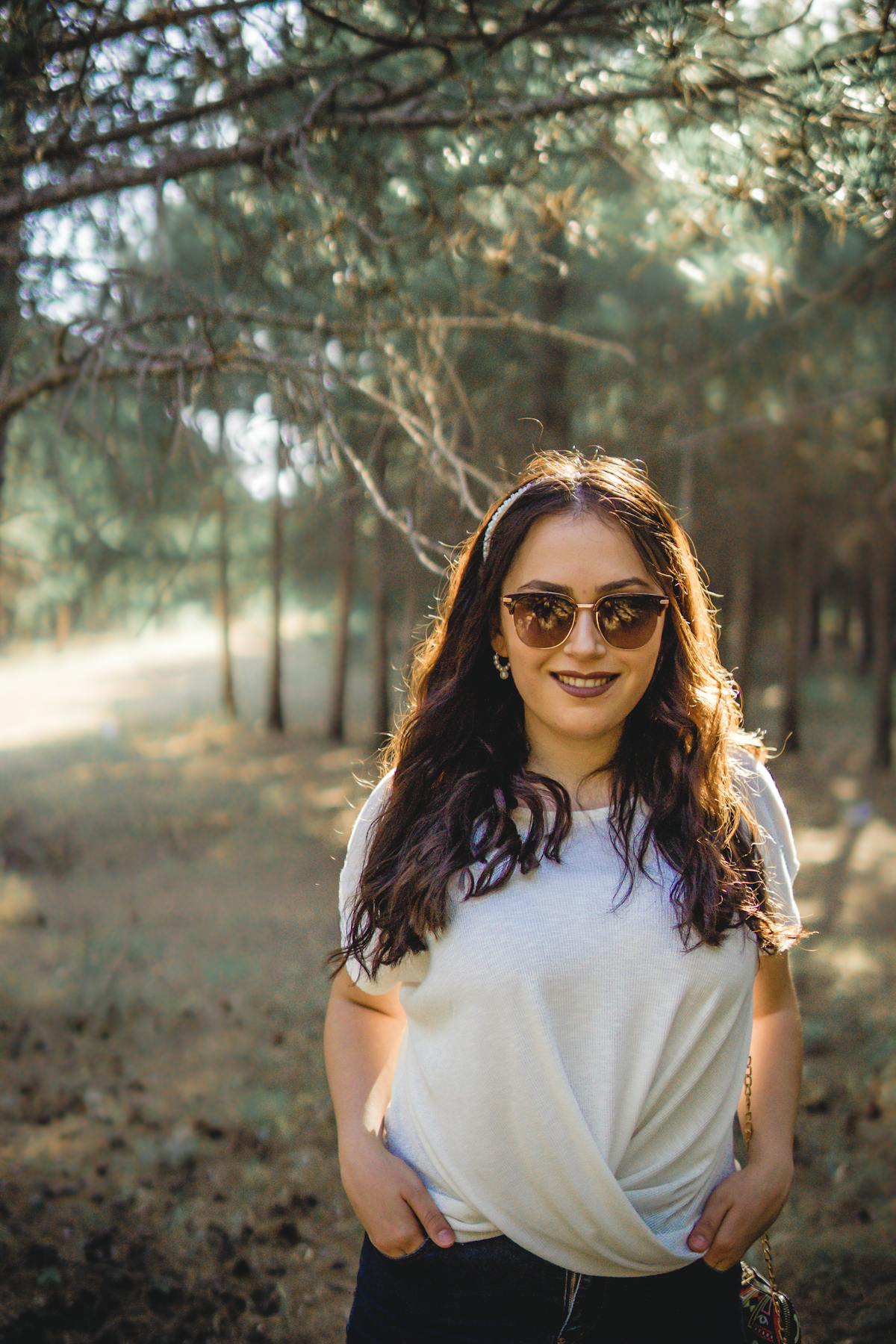 Mujer con armazones estilo cat-eye al aire libre